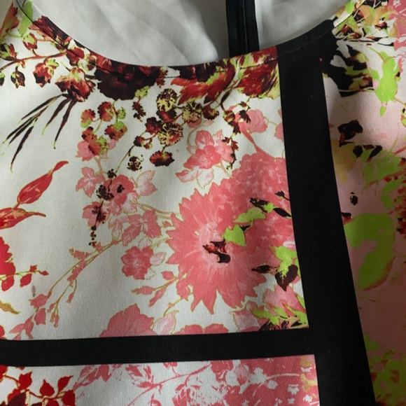 Floral fitted dress. - Picture 6 of 8